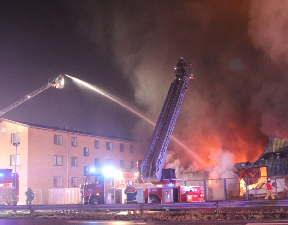 22 beboere blev evakueret fra en nærliggende bygning, da man frygtede, at branden ville sprede sig. Foto: Presse-fotos.dk. KLIK VIDERE OG SE FLERE FOTOS.