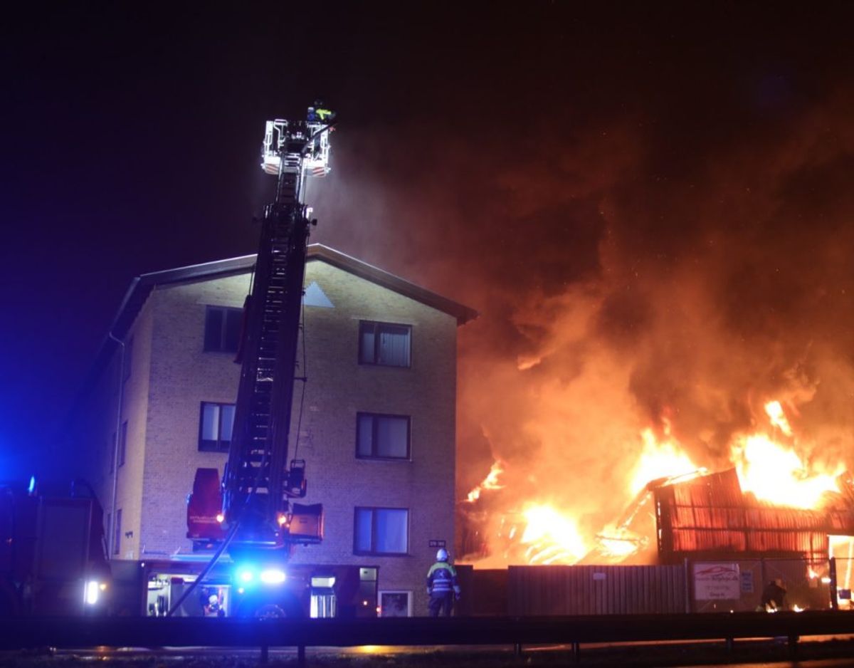 22 beboere blev evakueret fra en nærliggende bygning, da man frygtede, at branden ville sprede sig. Foto: Presse-fotos.dk. KLIK VIDERE OG SE FLERE FOTOS.