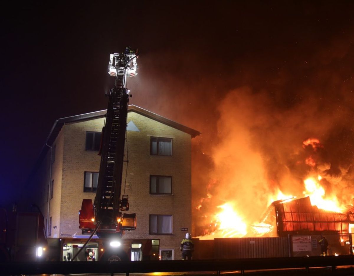 22 beboere blev evakueret fra en nærliggende bygning, da man frygtede, at branden ville sprede sig. Foto: Presse-fotos.dk. KLIK VIDERE OG SE FLERE FOTOS.