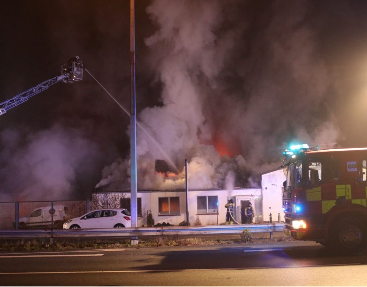 22 beboere blev evakueret fra en nærliggende bygning, da man frygtede, at branden ville sprede sig. Foto: Presse-fotos.dk. KLIK VIDERE OG SE FLERE FOTOS.