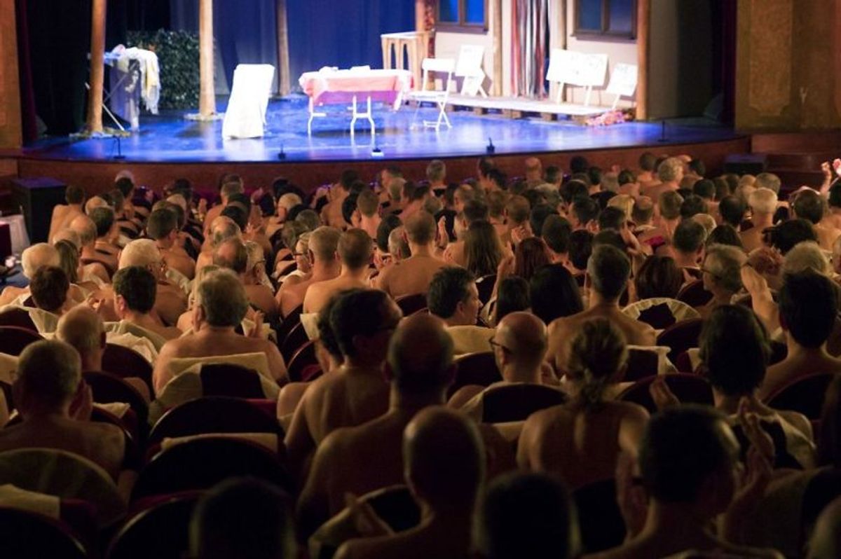 På teatret “Palais de Glaces” i Paris skal tilskuerne være nøgne. Foto: Geoffroy VAN DER HASSELT/Scanpix. KLIK VIDERE OG SE FLERE BILLEDER.