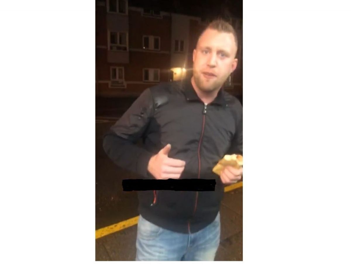 Den 27-årige har sendt en snapchat-besked med billedet her, som politiet har fået. Bygningen bagved ligger på hjørnet af Nørregade og Nørreport, hvorfor billedet er taget i området, hvor Steffen senest er set. Foto: Politi