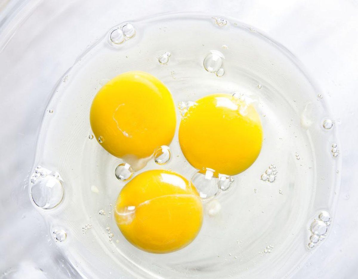 Æg tilberedes ikke ved særligt høje temperaturer, og hælder du rå æg ud i din håndvask for så at skylle efter med varmt vand, risikerer du omelet i vandlåsen. Foto: Scanpix.