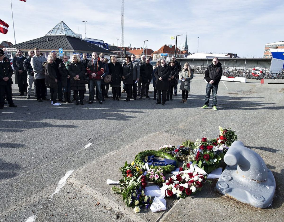 I anledning af 25 året for branden på færgen Scandinavian Star, der kostede 158 døde, blev der afholdt en mindeceremoni på havnen i Frederikshavn hvor færgen skulle være lagt til kaj. Foto: Scanpix.