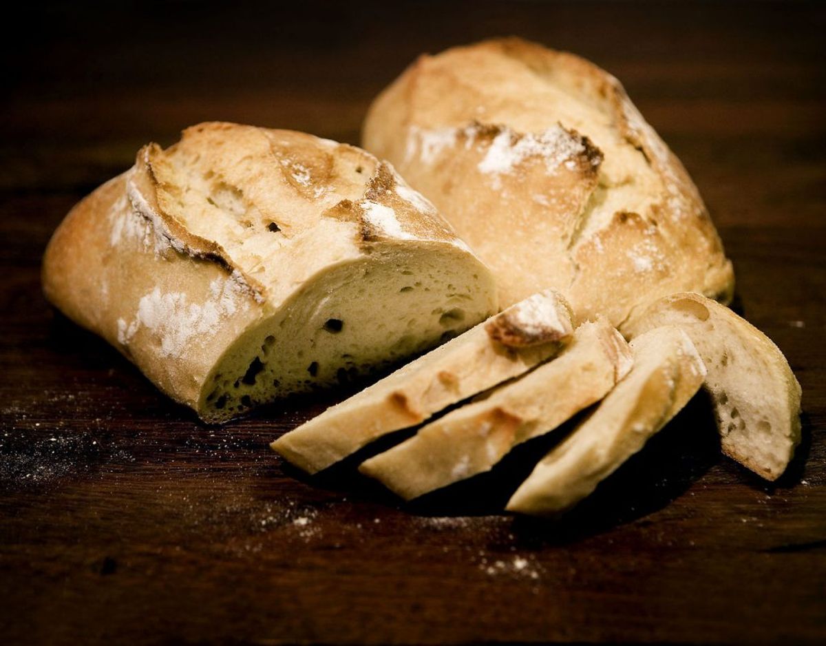 Brød er blandt de varer, du kan købe, der er rigtig meget salt i. Du kan komme omkring problemet ved at bage brødet selv, og holde øje med mængden af salt, du hælder i. Foto: Scanpix.