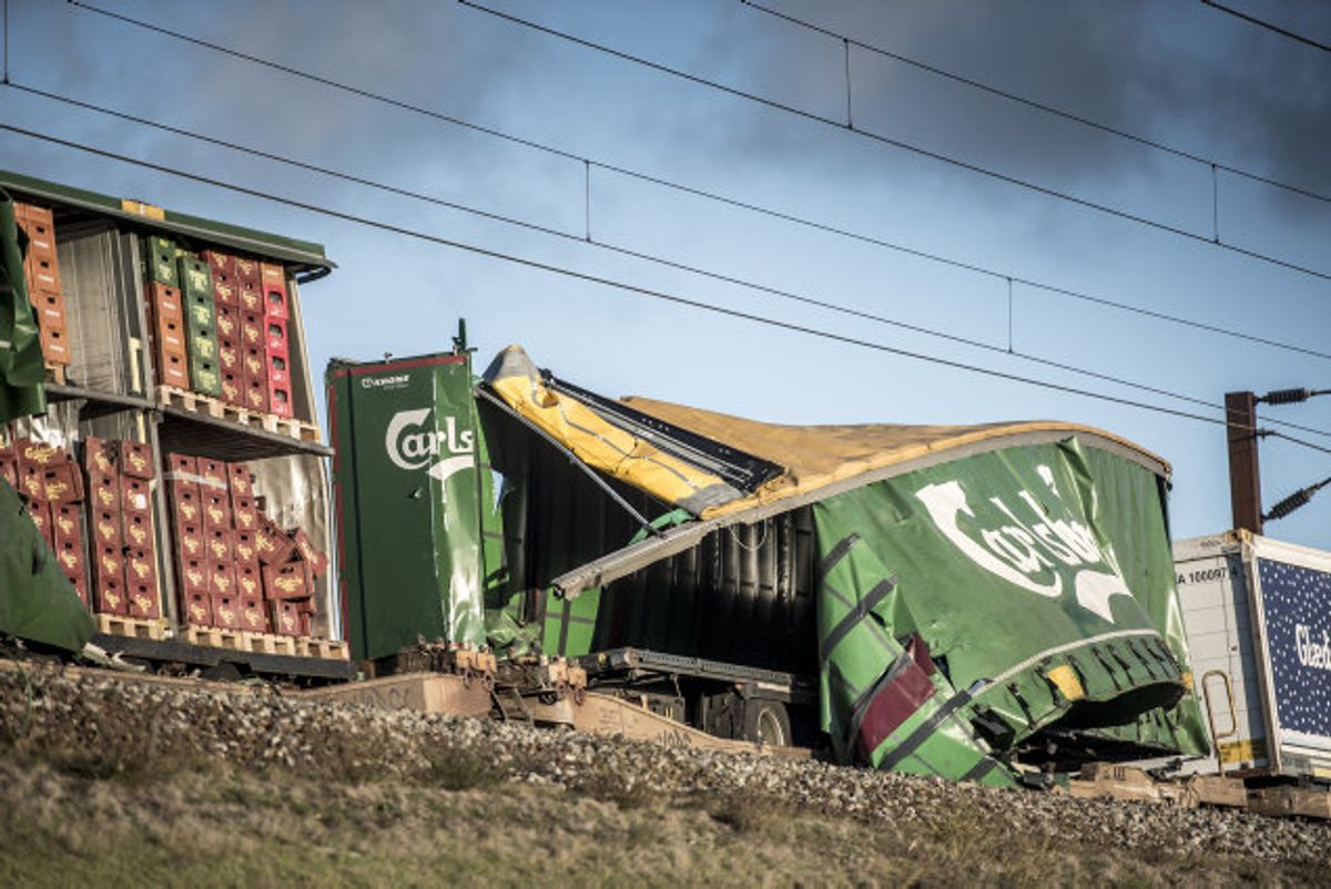 Otte mennesker mistede livet, da en trailer væltede af sin vogn på et godstog og ned i et modkørende passagertog på Storebæltsbroen onsdag. Havarikommissionen er i gang med at undersøge ulykken. Foto: Mads Claus Rasmussen/Scanpix