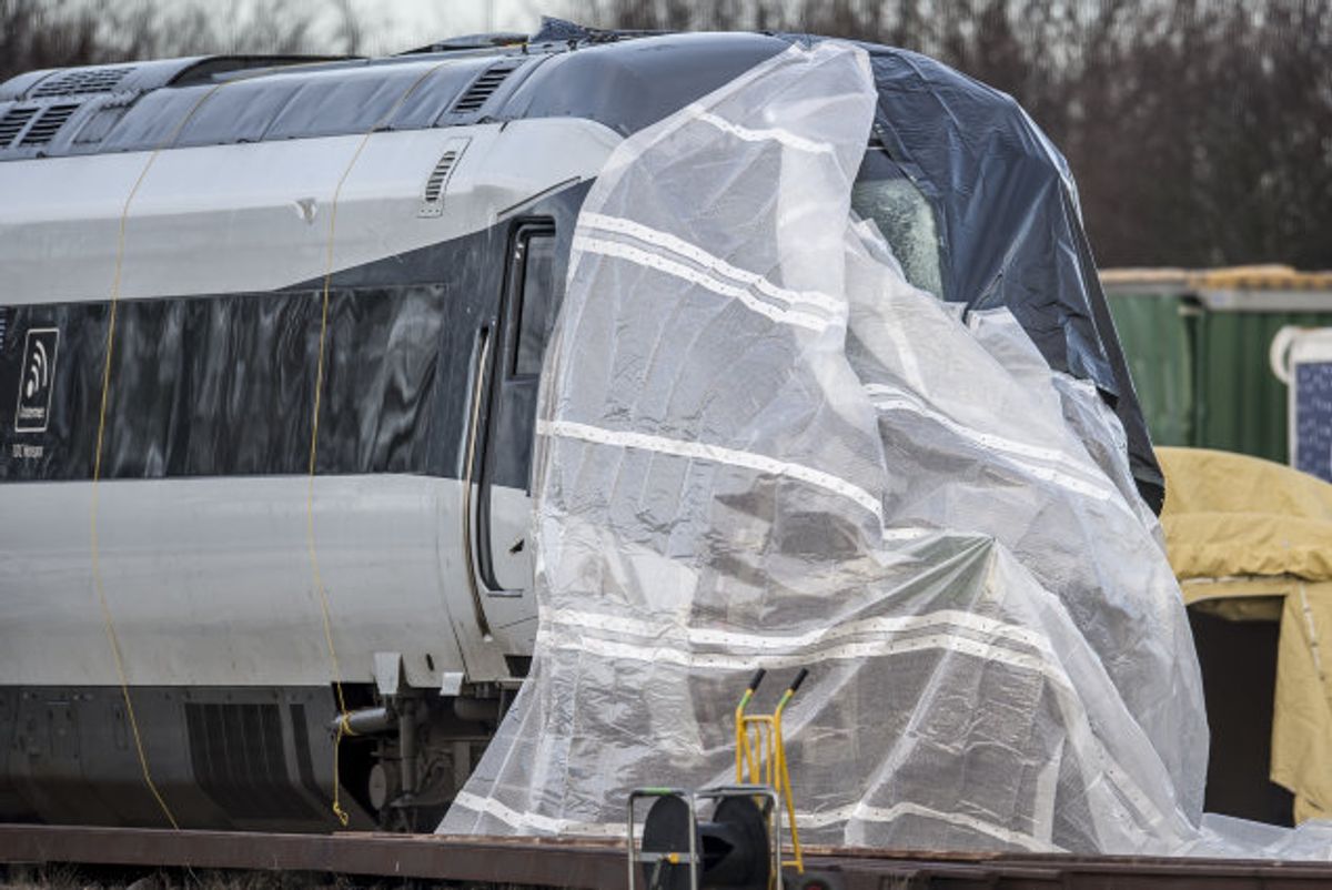 Otte personer blev dræbt, og 16 kom til skade i togulykken, hvor et passagertog blev ramt af en trailer fra et godstog på Storebæltsbroen. Her holder toget fra ulykken afdækket i Nyborg. Foto: Mads Claus Rasmussen/Scanpix