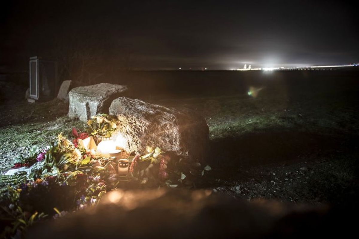 Folk afleverer blomster ved mindesmærke i Nyborg og ved betalingsanlægget i Halskov. KLIK VIDERE OG SE FLERE BILLEDER. Foto: Mads Claus Rasmussen/Ritzau Scanpix.