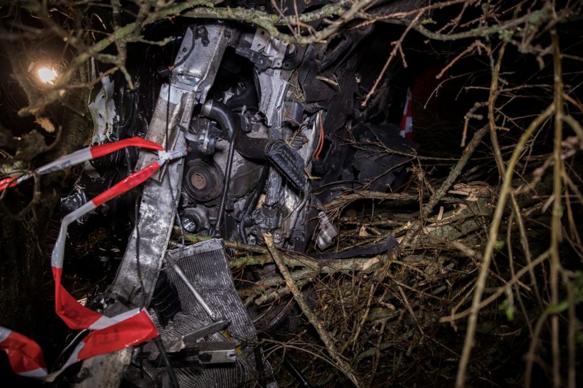 Sent fredag aften kørte denne BMW galt på Fjerritslevvej ved Løgstør. KLIK VIDERE OG SE FLERE BILLEDER. Foto: Newsbreak.dk.