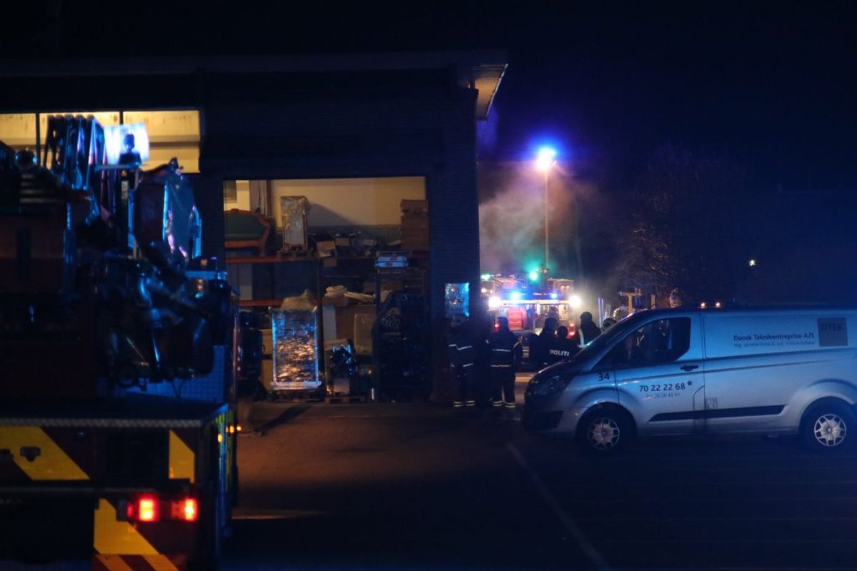 Der har været brand og syreudslip i en industribygning i Brøndby. KLIK for flere billeder. Foto: Presse-fotos.dk.