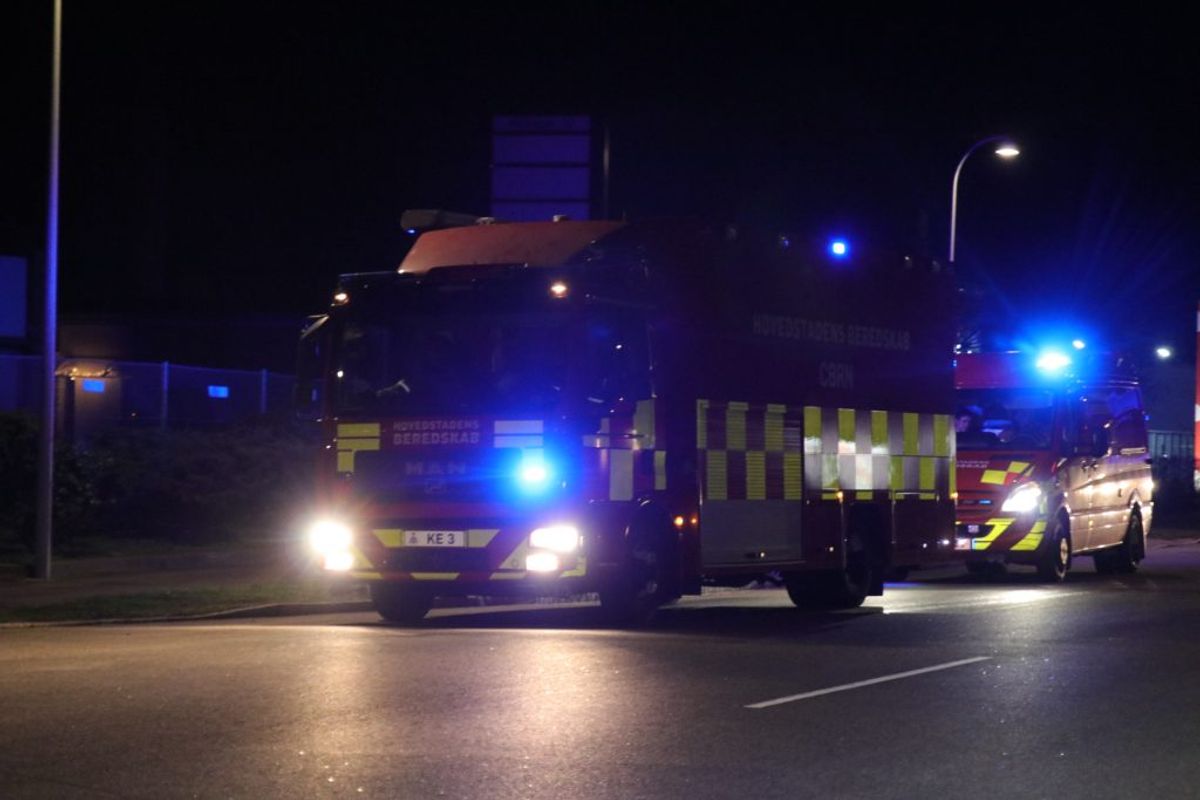 Der har været brand og syreudslip i en industribygning i Brøndby. KLIK for flere billeder. Foto: Presse-fotos.dk.