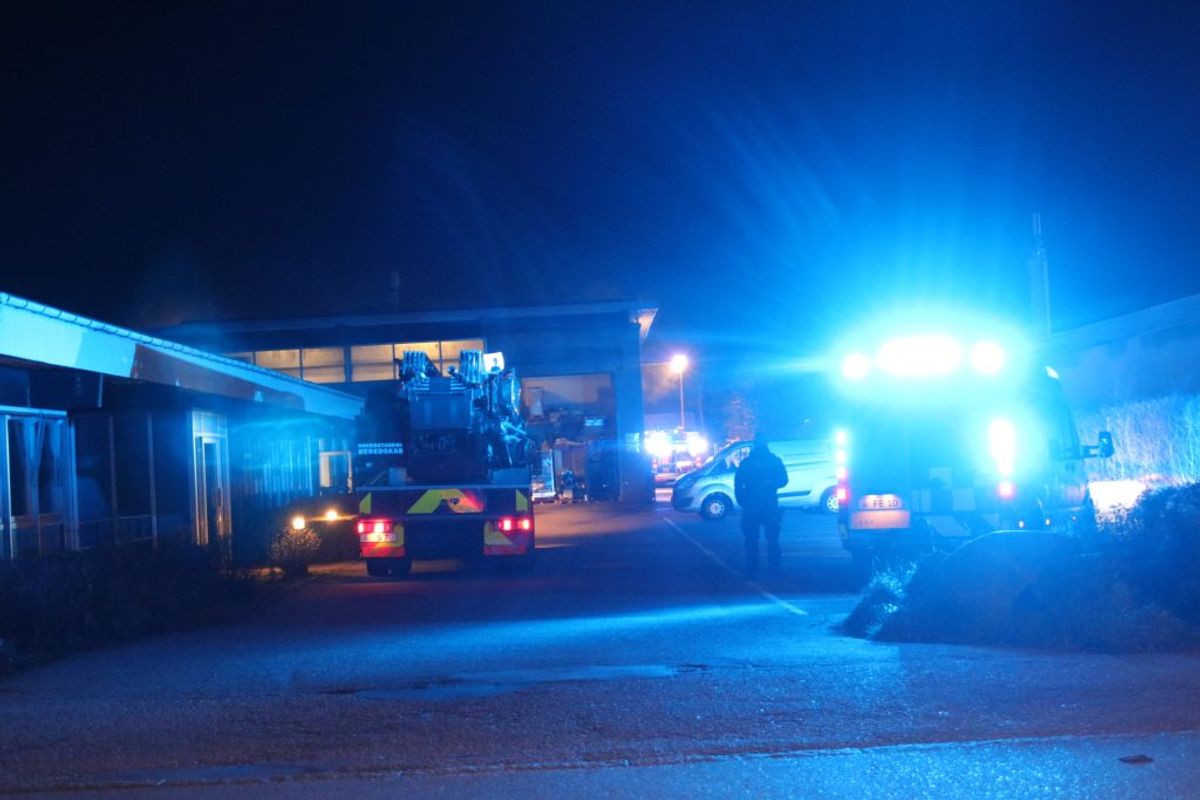 Der har været brand og syreudslip i en industribygning i Brøndby. KLIK for flere billeder. Foto: Presse-fotos.dk.