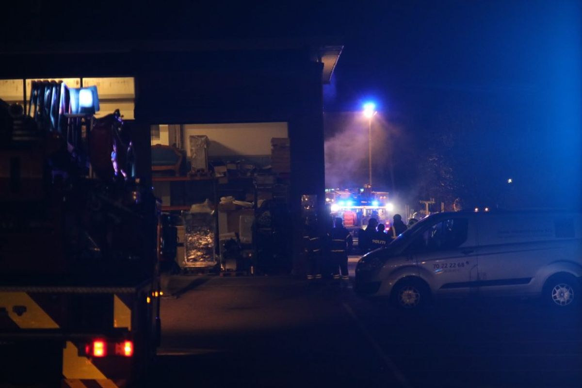 Der har været brand og syreudslip i en industribygning i Brøndby. KLIK for flere billeder. Foto: Presse-fotos.dk.