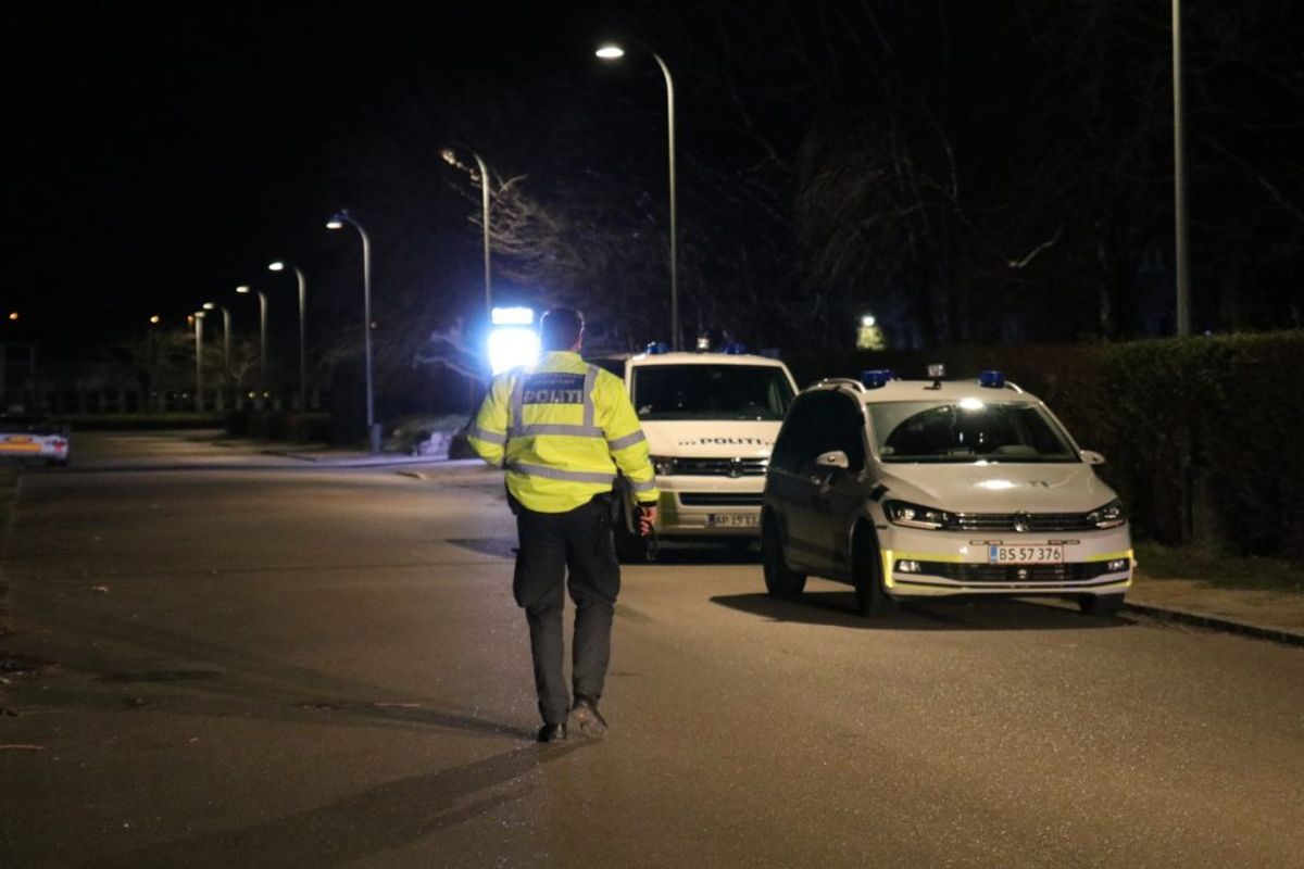 Der har været brand og syreudslip i en industribygning i Brøndby. KLIK for flere billeder. Foto: Presse-fotos.dk.