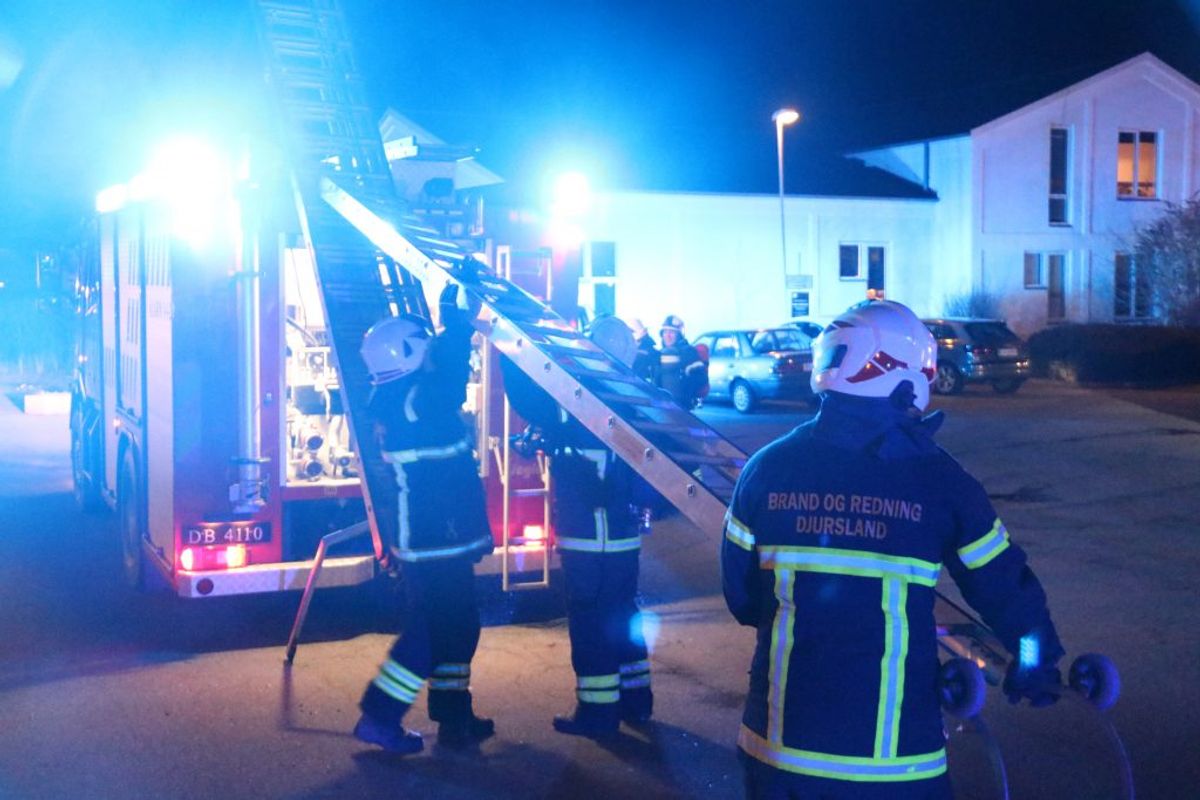 Der måtte iværksættes en større redningsaktion på kollegiet. KLIK FOR FLERE BILLEDER. (Foto: Øxenholt Foto)