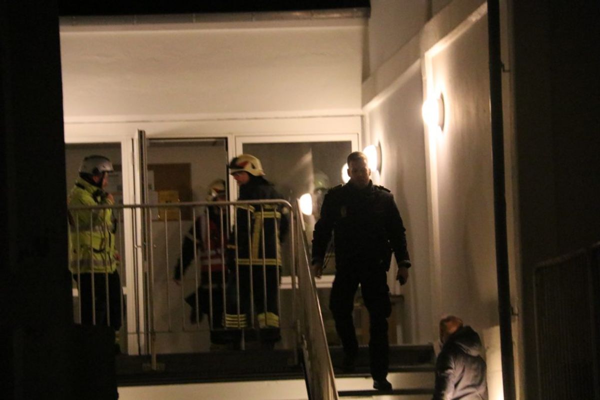 Der måtte iværksættes en større redningsaktion på kollegiet. KLIK FOR FLERE BILLEDER. (Foto: Øxenholt Foto)