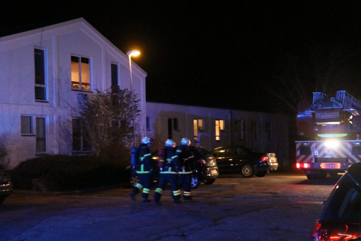 Der måtte iværksættes en større redningsaktion på kollegiet. KLIK FOR FLERE BILLEDER. (Foto: Øxenholt Foto)