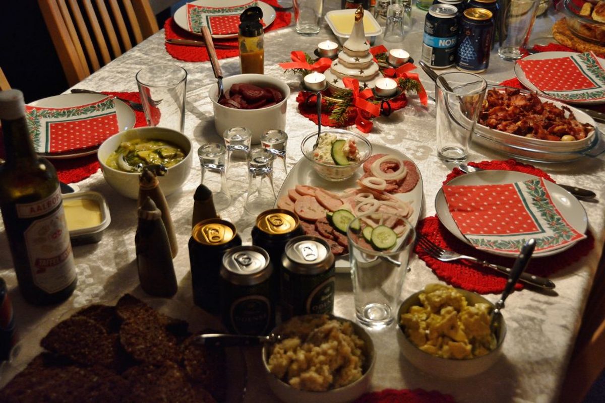 Glædelig – og sikker – julefrokost. Foto: Colourbox.
