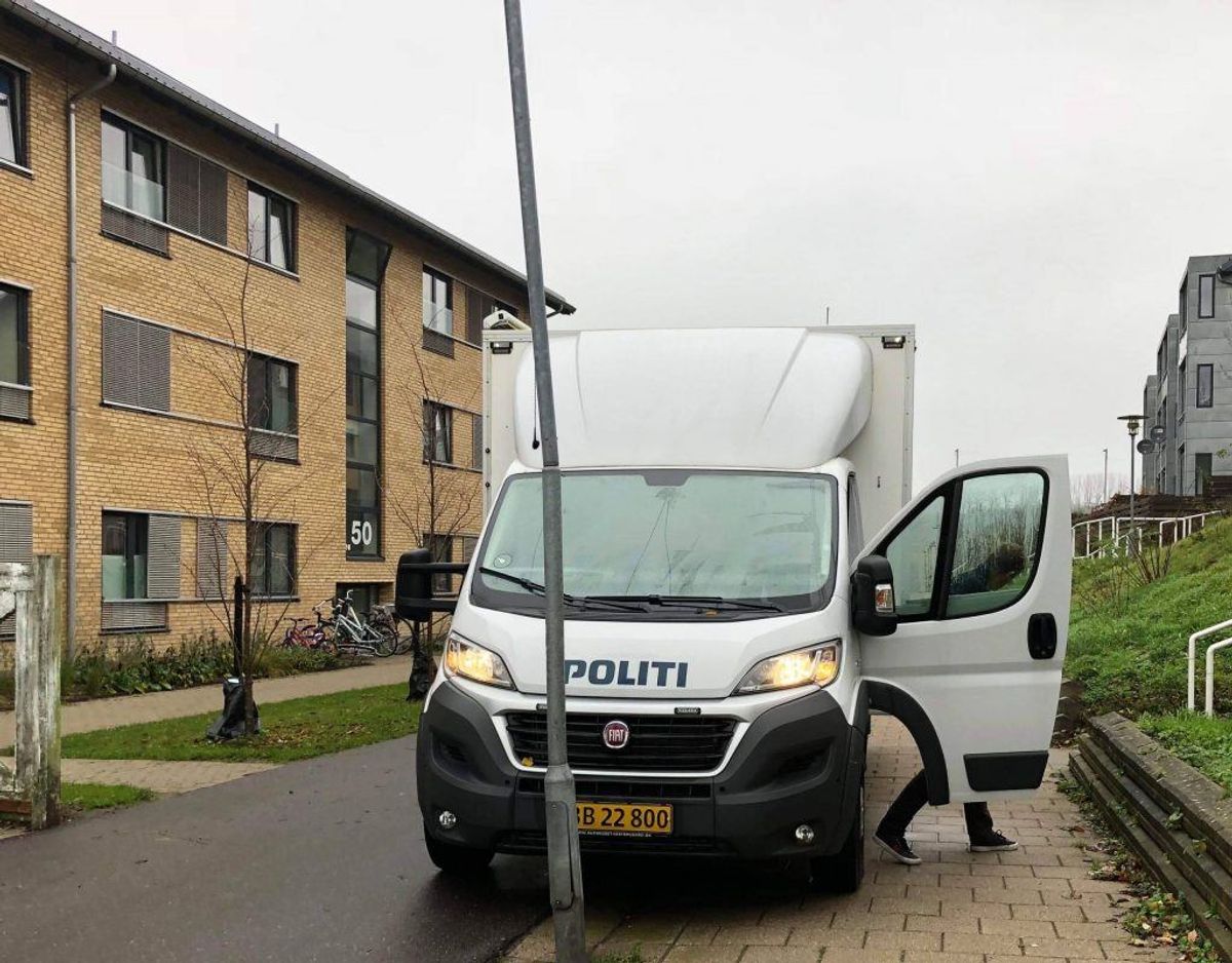 Politiet arbejdede længe på adressen, da de fandt liget af kvinden. Foto: Presse-fotos.dk.