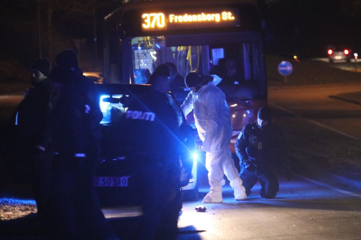 Tre personer blev tirsdag aften stukket ned i Humlebæk Center. KLIK for flere billeder. Foto: Presse-fotos.dk.