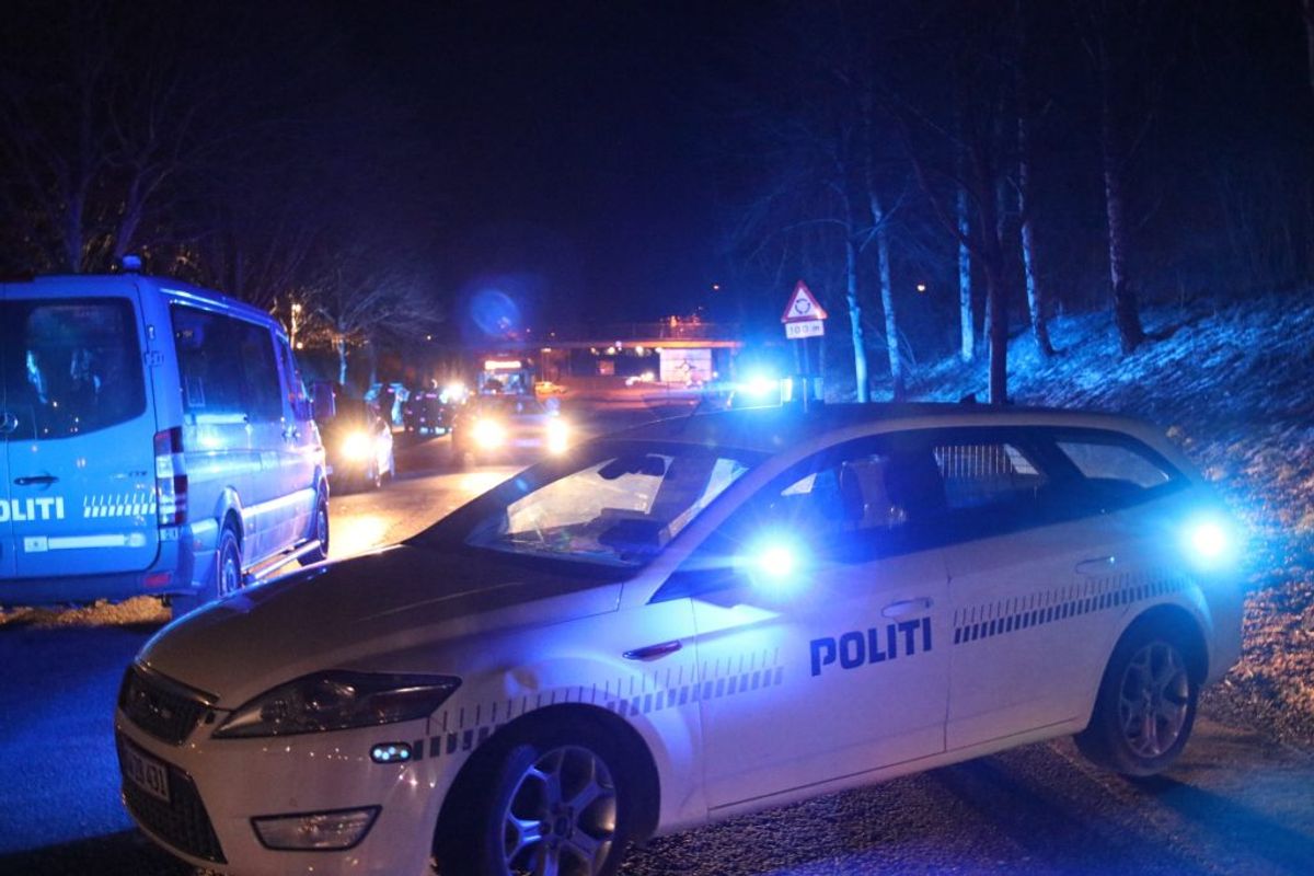 Tre personer blev tirsdag aften stukket ned i Humlebæk Center. KLIK for flere billeder. Foto: Presse-fotos.dk.