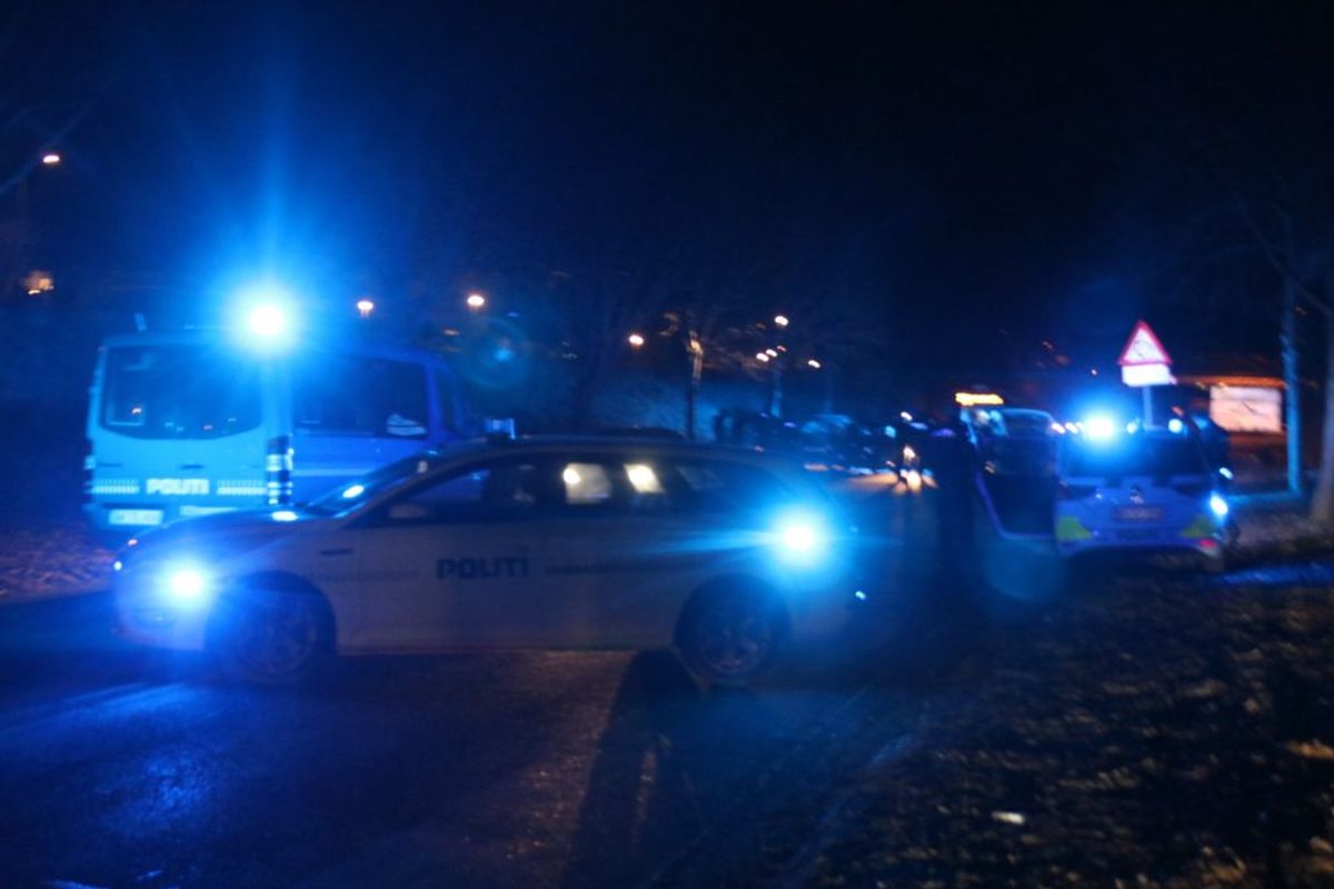 Tre personer blev tirsdag aften stukket ned i Humlebæk Center. KLIK for flere billeder. Foto: Presse-fotos.dk.