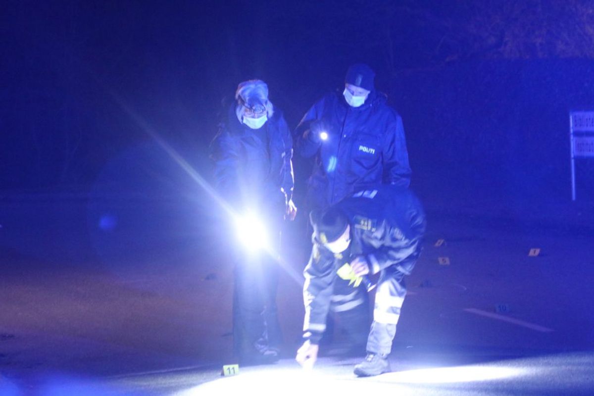 Tre personer blev tirsdag aften stukket ned i Humlebæk Center. KLIK for flere billeder. Foto: Presse-fotos.dk.