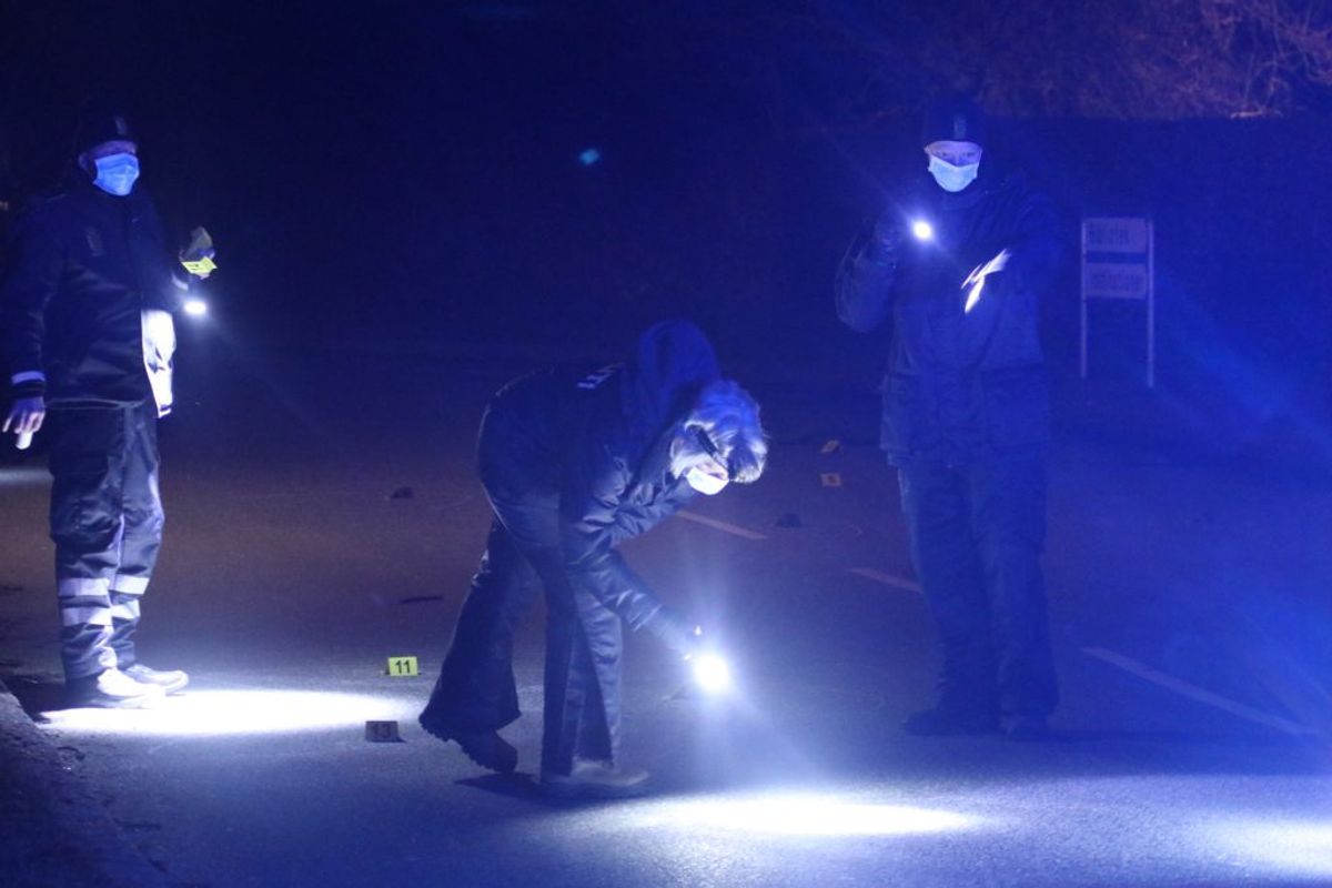 Tre personer blev tirsdag aften stukket ned i Humlebæk Center. KLIK for flere billeder. Foto: Presse-fotos.dk.