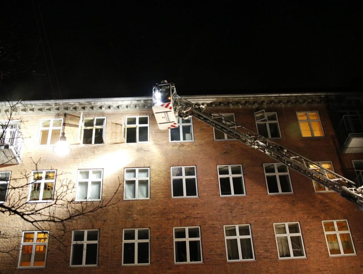 To hele opgange måtte evakueres, mens brandvæsenet kæmpede med flammerne. KLIK FOR FLERE BILLEDER: (Foto: Presse-fotos.dk)