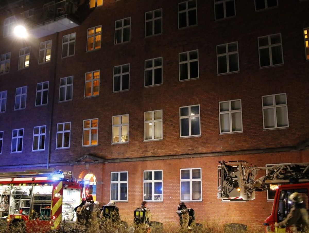To hele opgange måtte evakueres, mens brandvæsenet kæmpede med flammerne. KLIK FOR FLERE BILLEDER: (Foto: Presse-fotos.dk)