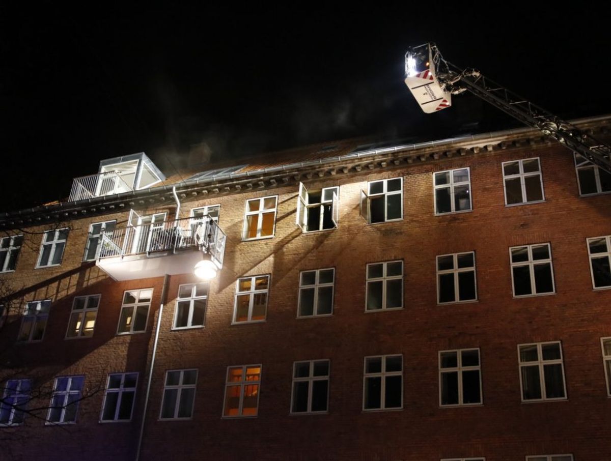 To hele opgange måtte evakueres, mens brandvæsenet kæmpede med flammerne. KLIK FOR FLERE BILLEDER: (Foto: Presse-fotos.dk)