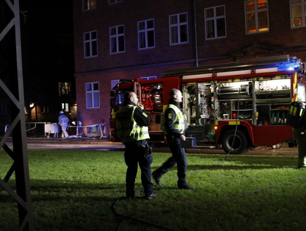 To hele opgange måtte evakueres, mens brandvæsenet kæmpede med flammerne. KLIK FOR FLERE BILLEDER: (Foto: Presse-fotos.dk)