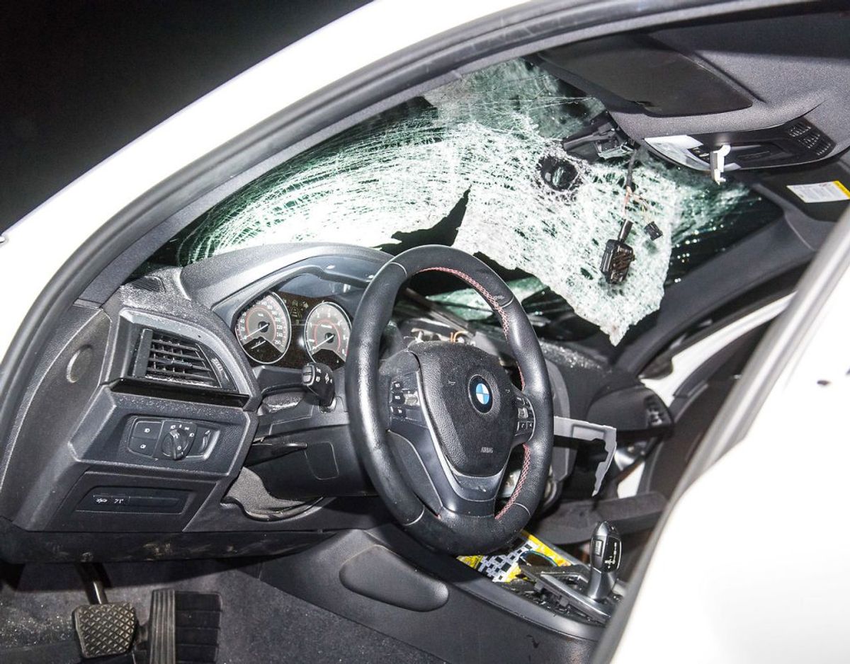 Kvinde alvorligt kvæstet efter stenkast Nu beder politiet en hel