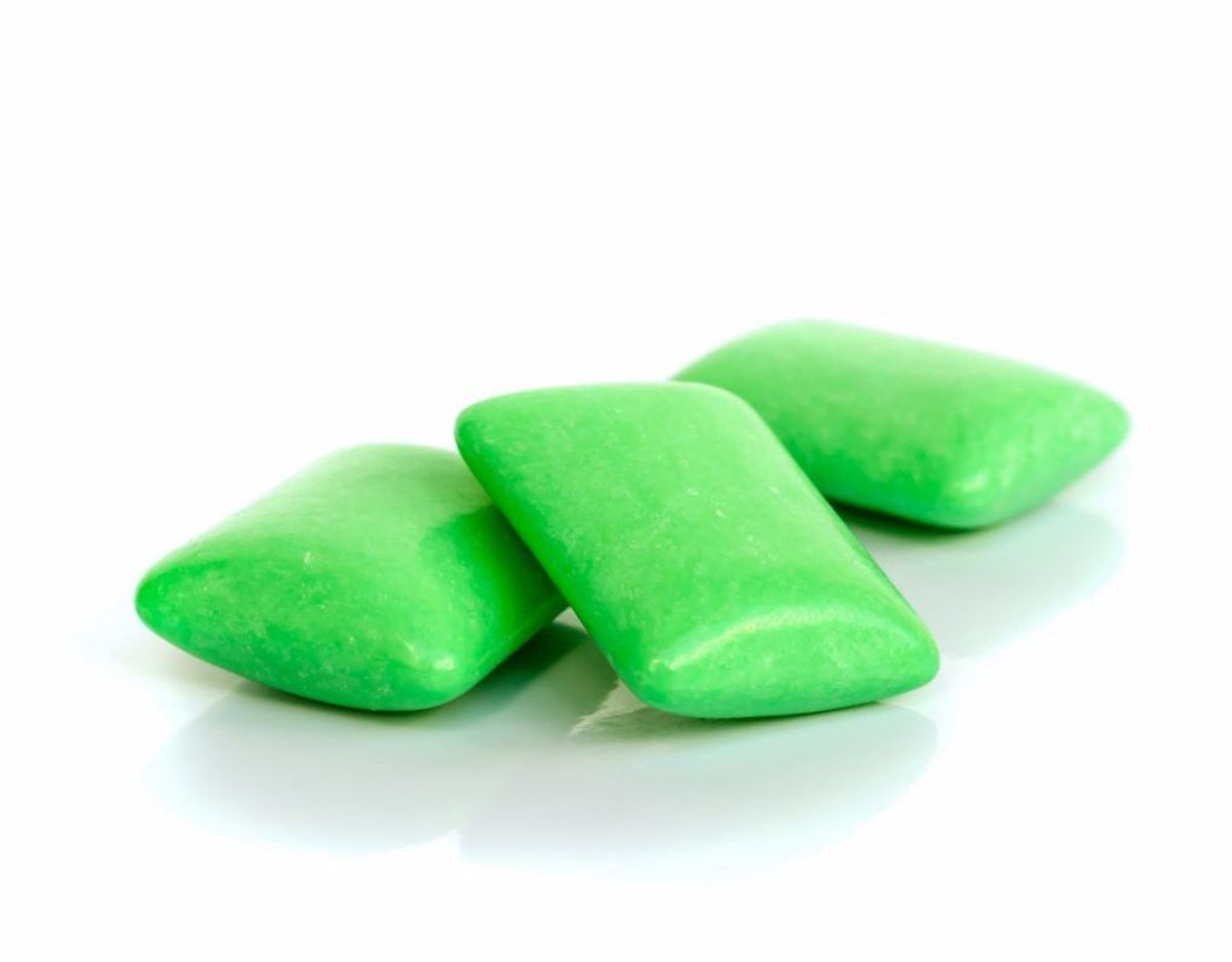 Der findes også fødevarer uden holdbarhedsmærkning. Tyggegummi, eddike, salt og sukker er med på listen over varer, der reelt set ikke kan blive for gamle.
