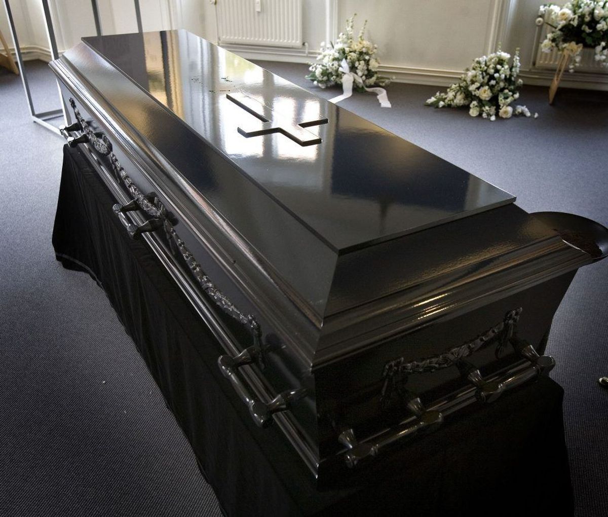 En begravelse kan være en bekostelig affære. Det kan lettes en anelse, hvis man søger om begravelseshjælp. (Foto: Scanpix)