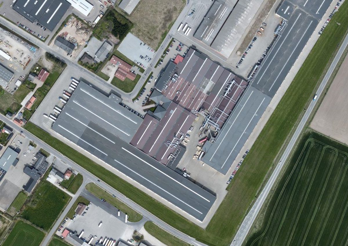 Det er på adressen Nørre Alle 51 i Hurup, at branden netop nu er igang. Foto: Skraafoto.kortforsyningen.dk