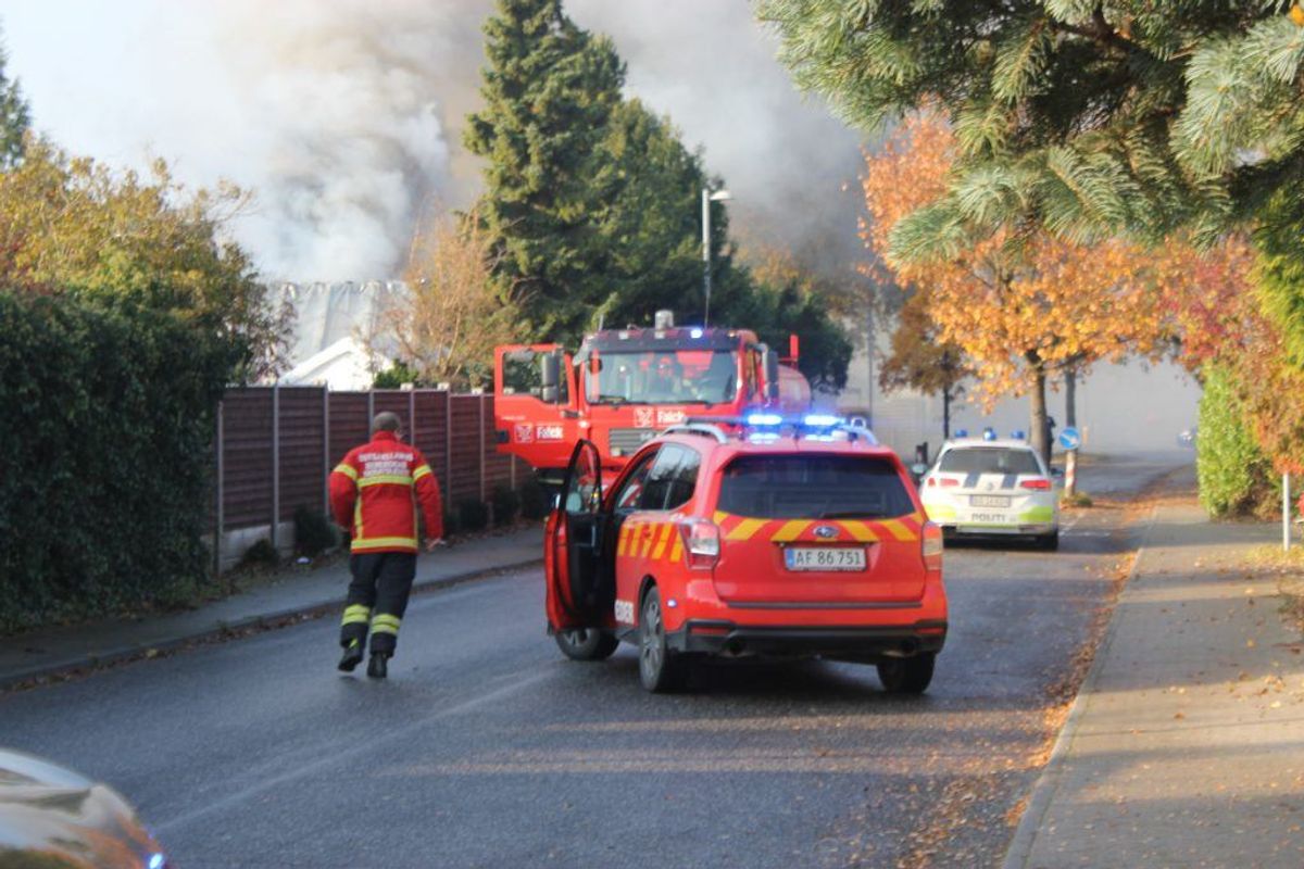Brandvæsnet var massivt til stede for at slukke branden. KLIK FOR FLERE BILLEDER. (Foto: Presse-fotos.dk)