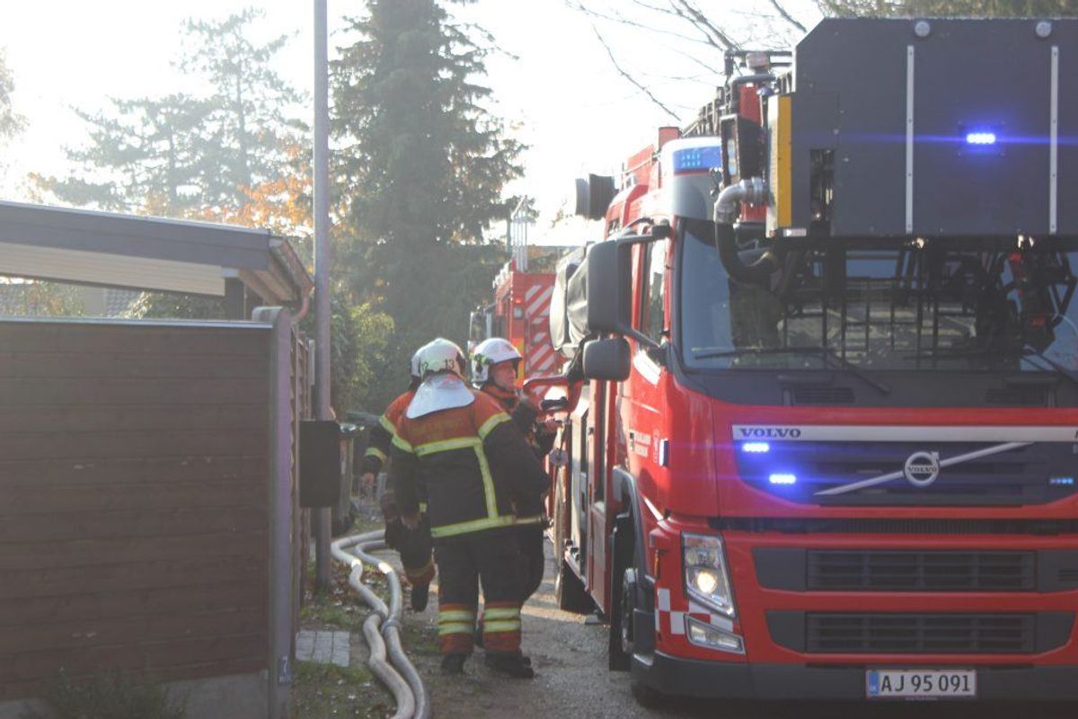 Brandvæsnet var massivt til stede for at slukke branden. (Foto: Presse-fotos.dk)