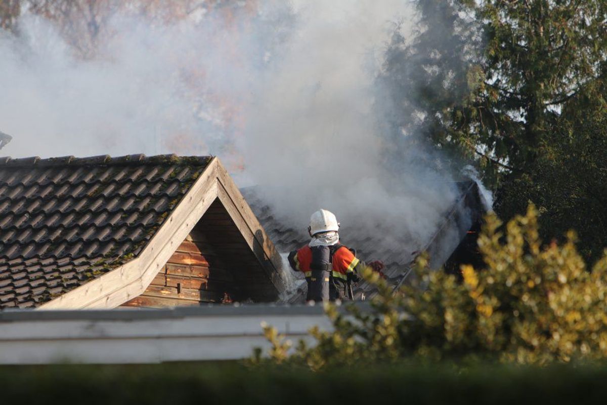 Brandvæsnet var massivt til stede for at slukke branden. (Foto: Presse-fotos.dk)