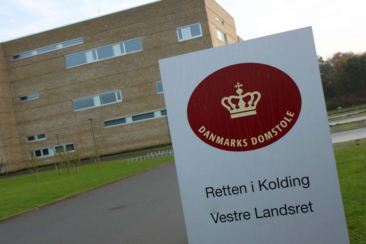 I 2017 blev en ældre kvinde idømt 20 dagbøder á 200 kroner samt en betinget frakendelse af kørekortet i tre år efter at hendes veninde omkom, da hun overså sin vigepligt og kørte ud foran en bil i fart.