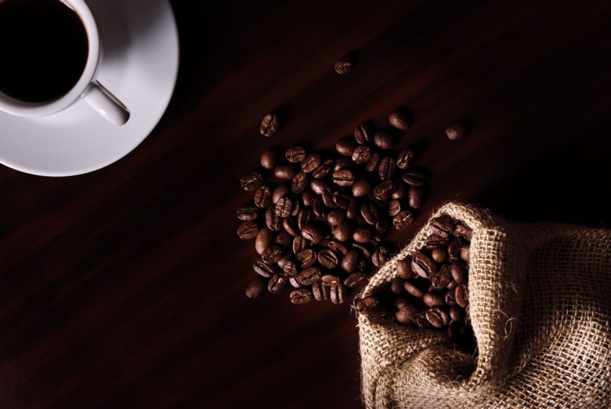En kop almindelig, ristet og malet kaffe indeholder omkring 85 milligram koffein.