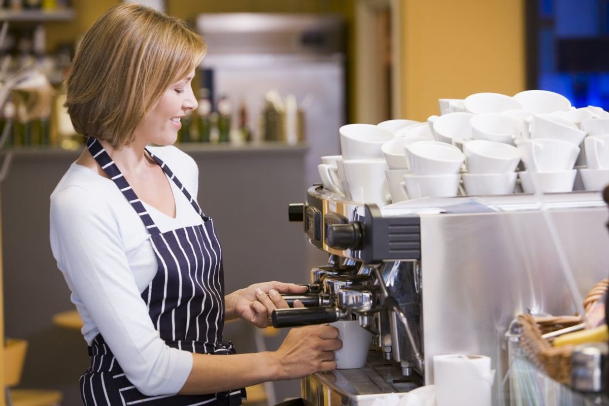 En kop espresso på 30 milliliter indeholder cirka 50-60 milligram koffein.