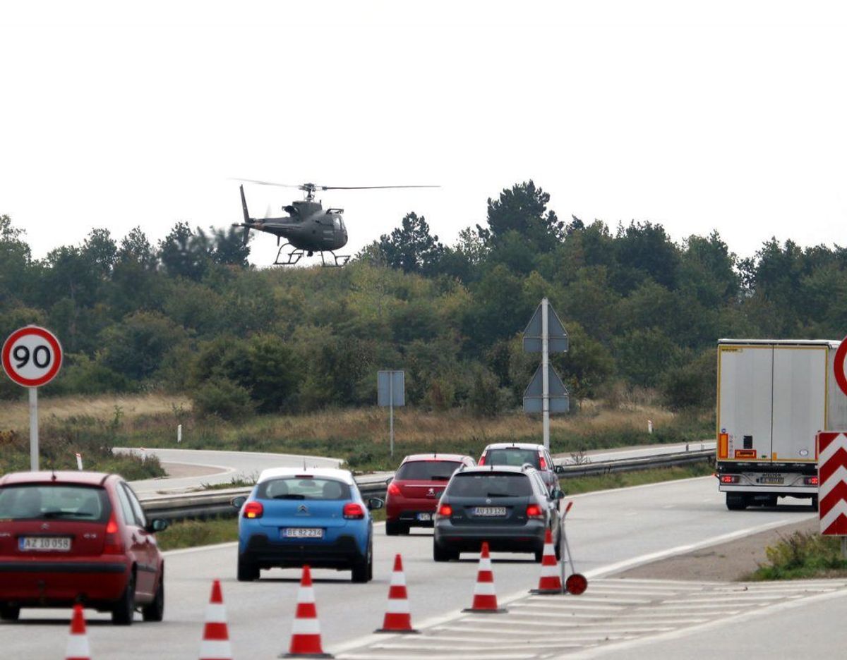 Al trafik til og fra Farø blev standset af ordensmagten i forbindelse med jagten på den flygtede fange og hans medsammensvorne. . Foto: Presse-fotos.dk