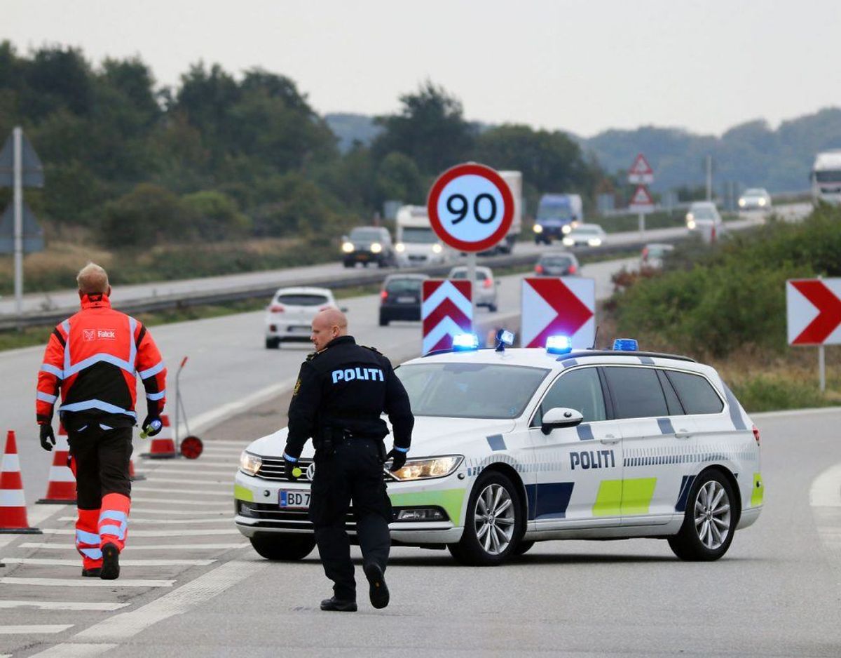 Farø blev lagt i et jerngreb af politiet, der ledte efter undvegen fange. Se de dramatiske billeder her. Foto: presse-fotos.dk