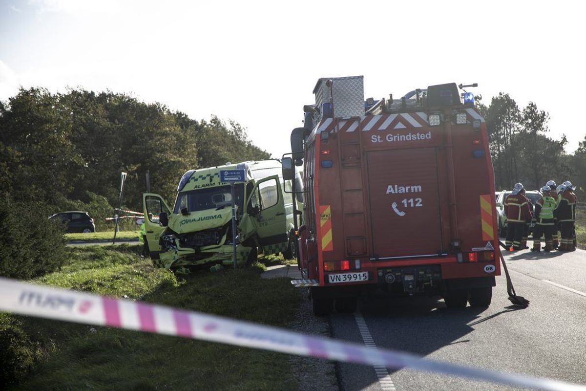 En kvindelig patient har mistet livet, da en ambulance forulykkede mandag eftermiddag. KLIK VIDERE OG SE FLERE BILLEDER FRA ULYKKEN. Foto: René Lind Gammelmark