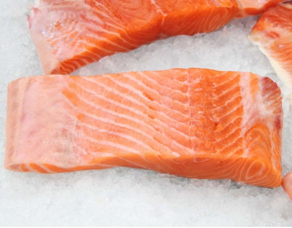 Du skal tage sidste anvendelsesdato alvorligt og altid smide mad ud, hvis det overskrider datoen. Du risikerer at blive syg, hvis du ikke følger mærkningen. Mad med dette mærke er blandt andet fersk fisk, kød og kødpålæg.