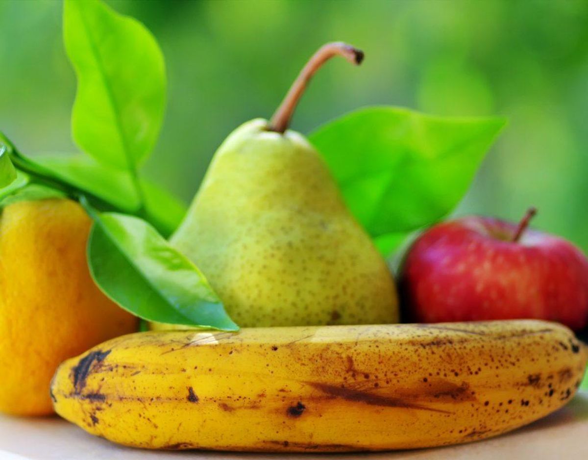 Opbevar madvarer korrekt og separat. Appelsiner og æbler skal helst ikke blandes sammen. Det samme gælder tomater og avocado. Bananer, avocado og tomater holder sig bedst uden for køleskabet.