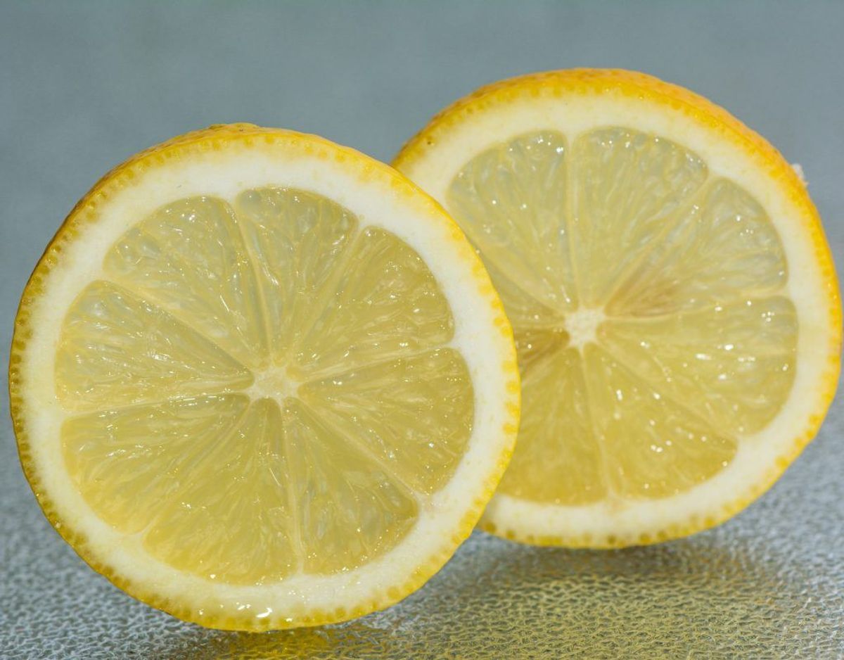 Sure fødevarer, eksempelvis syrnede mælkeprodukter og citroner, må ikke komme i nærheden af sølvpapir. Har man en dressing stående med eddikesyre, bør man pakke det ind i plastik, ikke metalfolie.