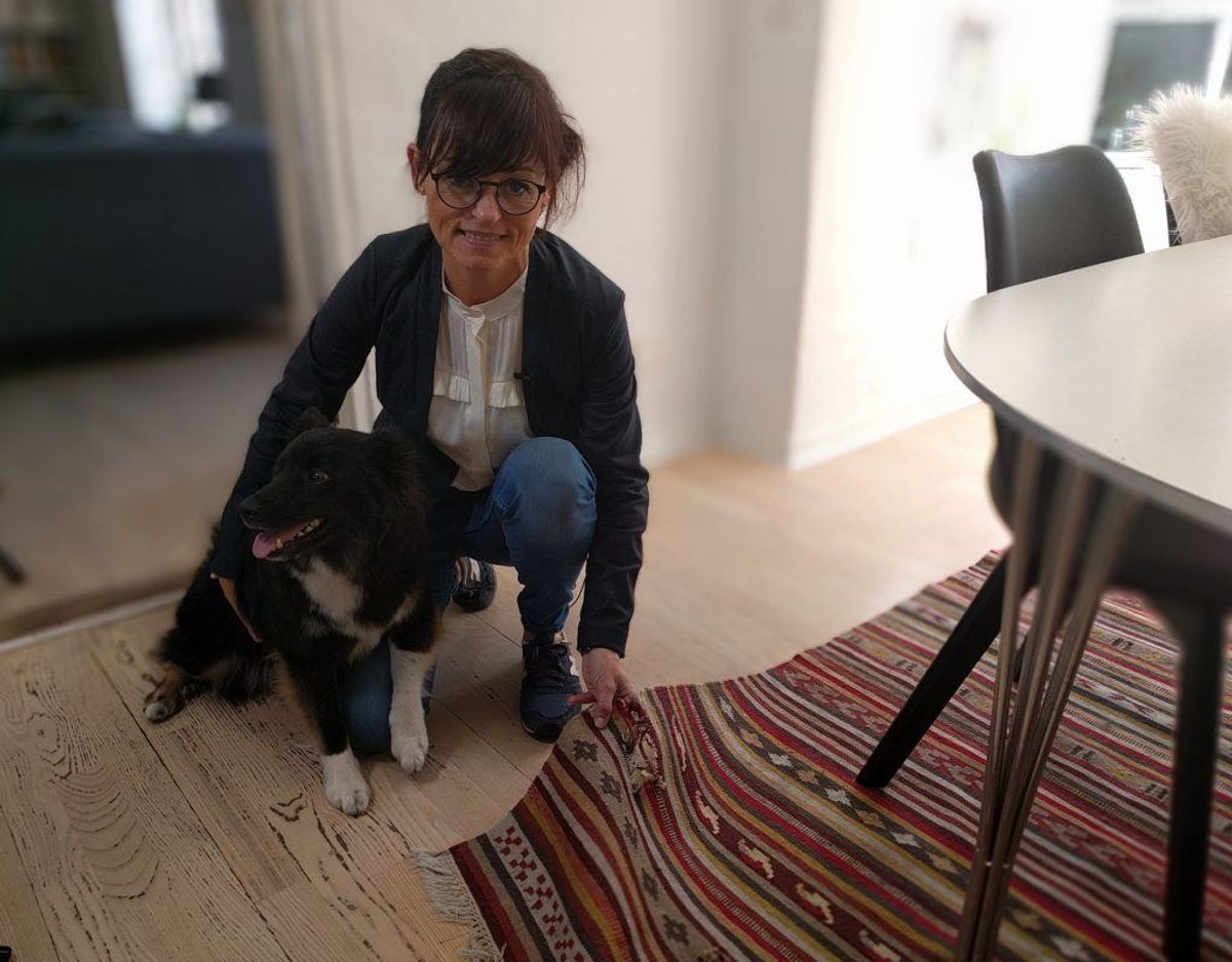 Elisabeth og det famøse tæppe. Foto: TV2 Østjylland.