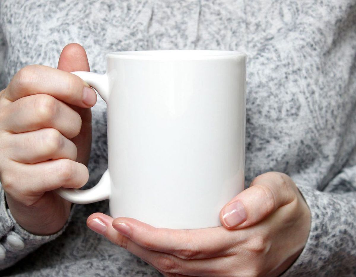 HAr du problemer med, at der er fastsiddende kaffepletter i bunden af dine kaffekrus? Så mener Good Housekeeping, at du kan fjerne pletterne mere effektivt ved at putte lidt natron på dit opvaskemiddel, inden du svinger opvaskebørsten. Foto: Scanpix